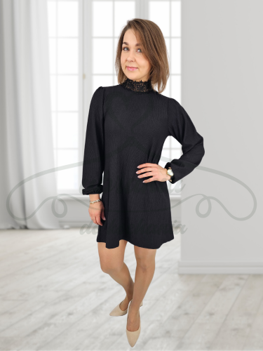 Sukienka czarna z koronką pod szyją.png