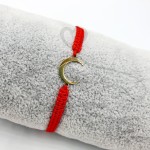 Bransoletka na czerwonym rzemyku księżyc