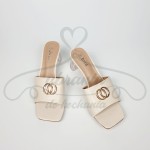 Klapki na obcasie beżowe